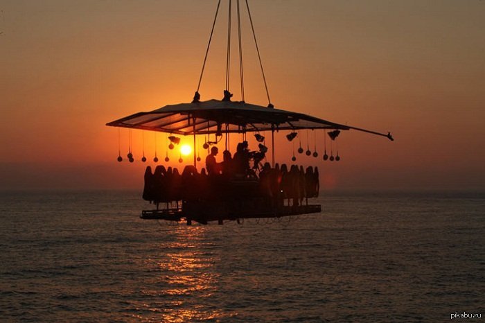 Dinner in the sky. Дубай ресторан «dinner in the Sky». Ресторан «dinner in the Sky», Брюссель. Подвесной ресторан в Дубае. Ресторан в воздухе.