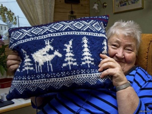 Бабушка связала шарф. Бабушка в вязаном свитере. Свитер бабки. Бабушка в вязаной кофте. Бабуля в свитере.
