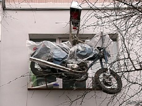Можно ли парковать мотоцикл. Подвесить мотоцикл. Мопед на балконе. Мотоцикл в подъезде. Подвесить мотоцикл в гараже.