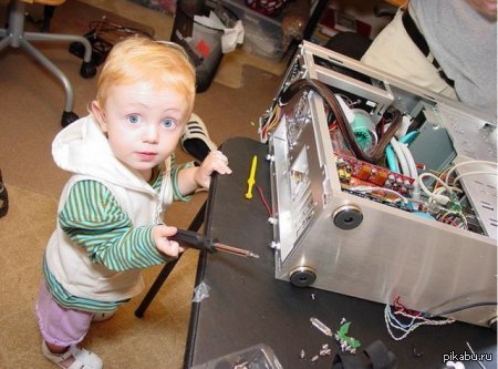 Студентка не разбирается в компьютерах зато отлично. Смешной компьютер. Ребенок разобрал комп. Разобранный персональный компьютер. Ребенок разобрал комп.