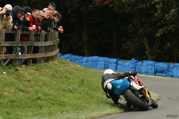 Щекотно то наверное на травке...