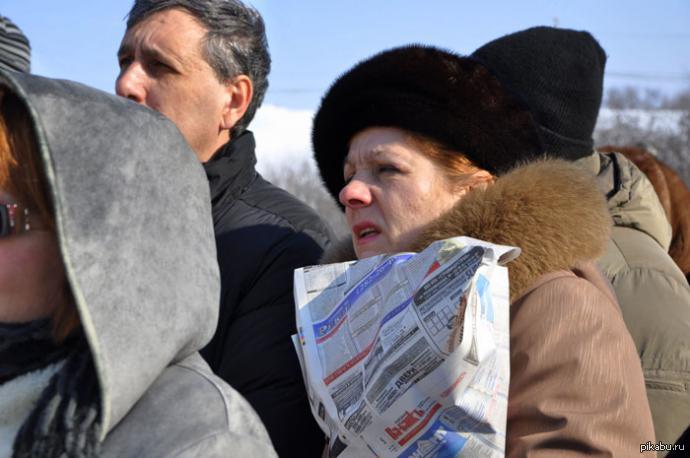 Лучше газеты подарка нету. Каждый год 8 марта в каждом городе России мы видим на улицах женщин,которые бережно несут подаренные им газеты.