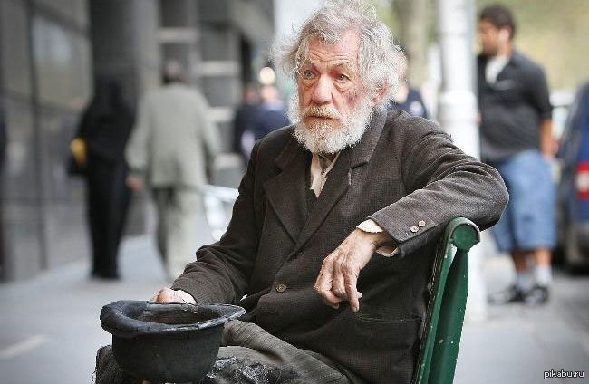 Старики бомжи. Нищий старик. Бездомный старик. Старик с протянутой рукой. Бедный дедушка.