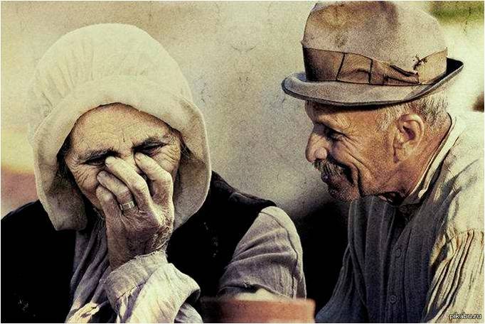 Объятия отца и дочери. Фото отца. Стих про сына который отдал мать в дом престарелых. Старики и дети. Если бы у меня был старый отец.