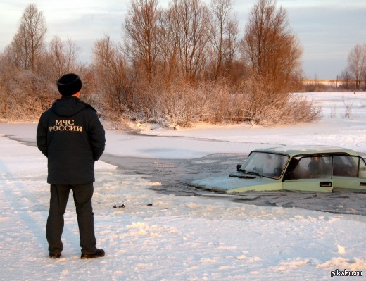 Пошел ли лед. Машина во льду. Замерзшая Волга. На Волге машина провалилась под лёд. Машина ушла под лед.