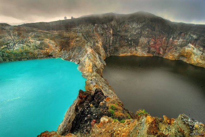 Озера на вершине горы Келимуту, Индонезия. 