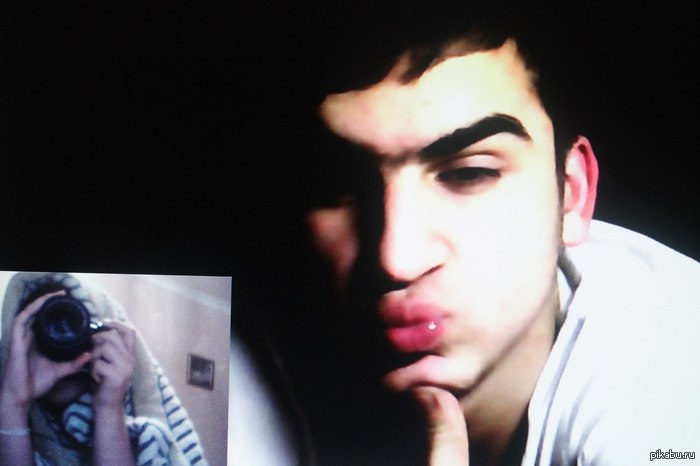 Она что фоткает экран? Или я что то не понял? :)