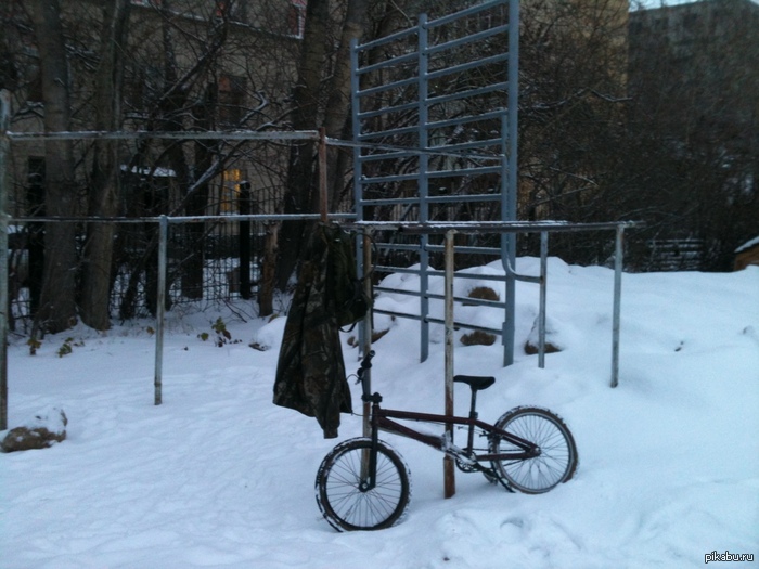 У каждого есть местечко, где он может уеденится и поразмышлять. Здесь, как необитаемый остров, совсем нет людей.