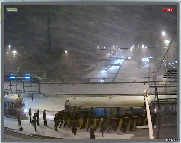 Киев. Час ночи. Толпа людей безуспешно толкает ТРАМВАЙ!