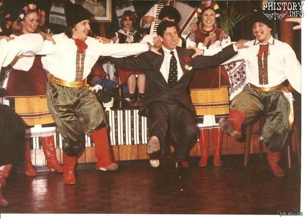 Принц Чарльз танцует гопак с одним из фольклорных коллективов украинской диаспоры. Великобритания. 1980-е годы.