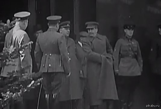 Мало кто знает, что И.Сталин не умел чесать яйца незаметно.