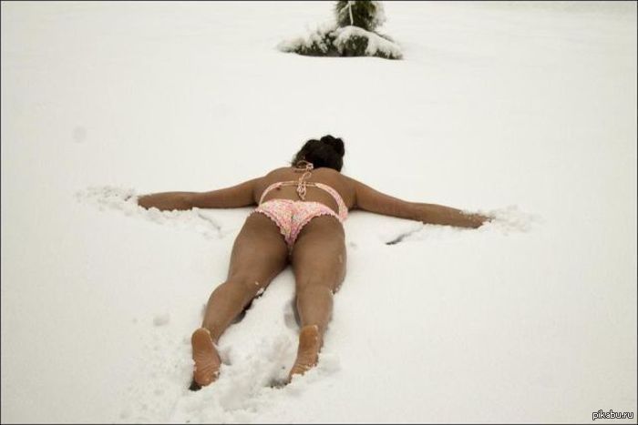 Две девчонки валяются в снегу голые