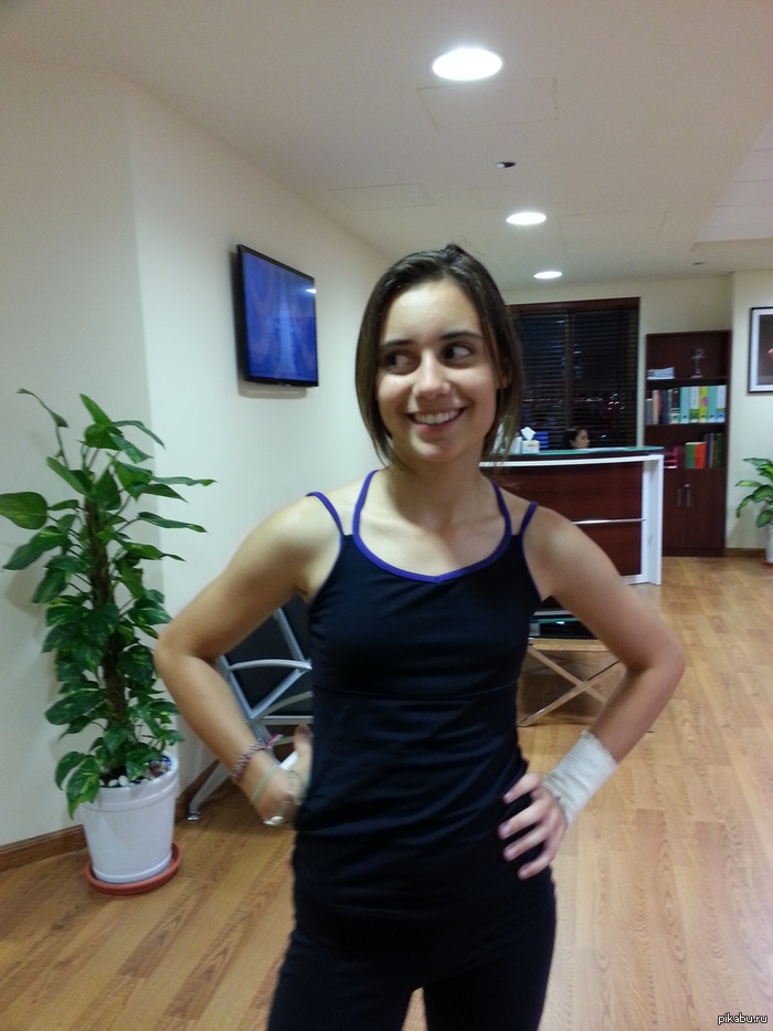 У всех девушки похожи на Сашу Грей, а моя подруга похожа на...