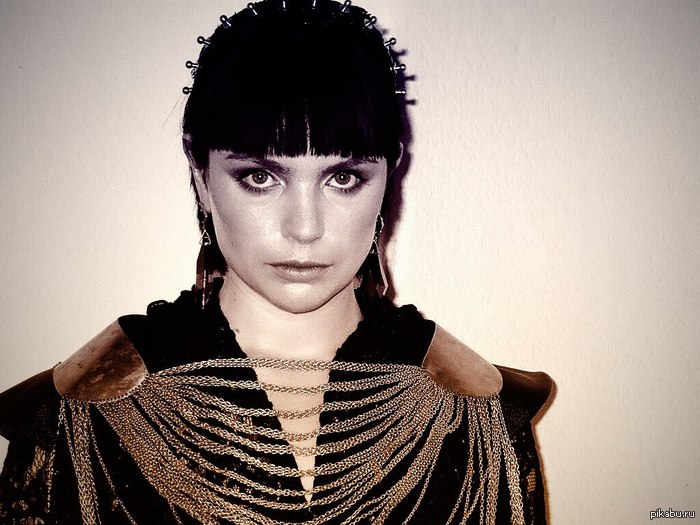 �����.    ��� ������ (Ema Jolly), ����� ��������� ��� ����� (Emika) � ���������� ������ � ����������� �������� �������� �������������