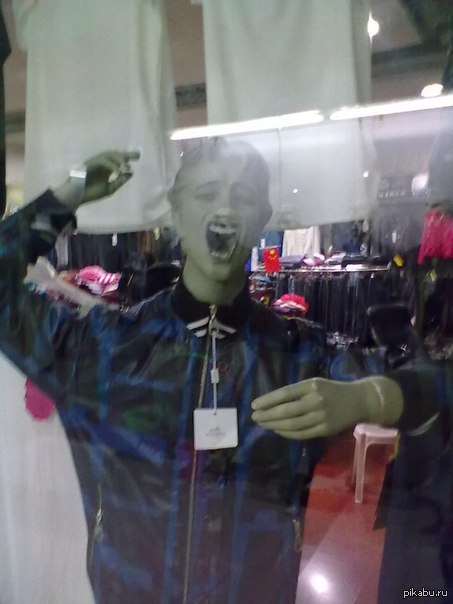 Китайский манекен выражает своё недовольство.