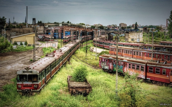 Заброшенное депо в Польше. - Фотография, Интересное, Поезд, Депо, Безысходность, Заброшенное