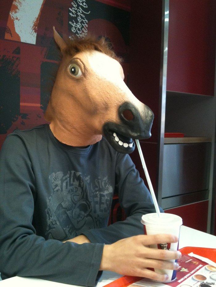 Примерно так же я вижу людей фоткающихся с кальяном,сходство поражает.