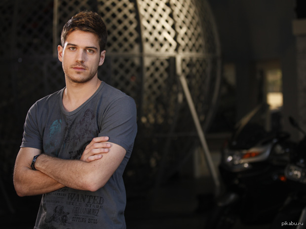 А как вы себя чувствуете, когда узнаете, что молодой и симпатичный актер, который вам нравится, младше вас?