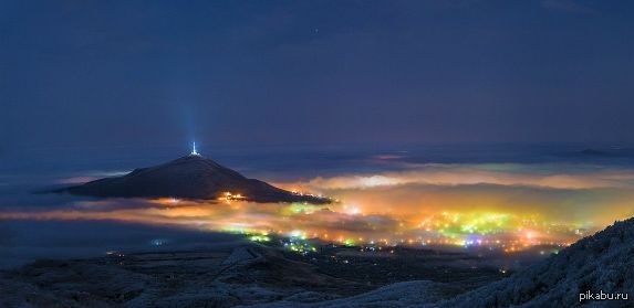 Прекрасно видна почти из любой точки пятигорска. Ночной Пятигорск с горы Машук. Пятигорск Машук ночью. Ночной Пятигорск с Машука. Пятигорск гора Бештау Машук Эльбрус.