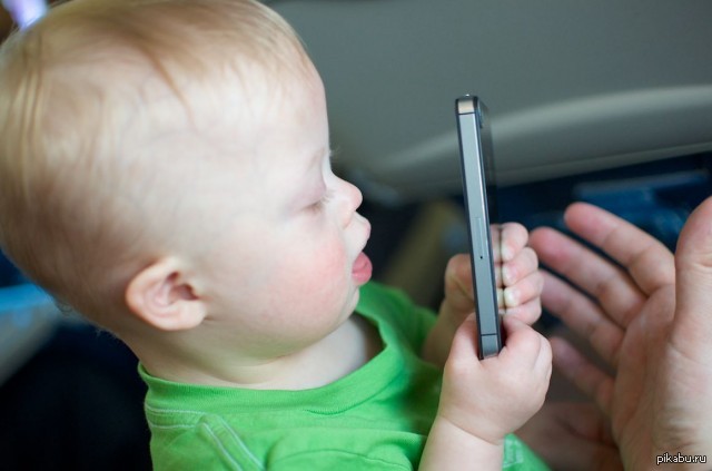 Можно ли ребенку айфон. Ребенок с айфоном. Малыш с айфоном. Айфон Baby. Малыш с айфоном фото.