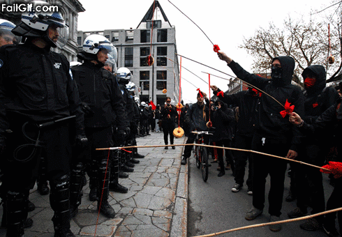 Выдержка копов)в Америке они бы не устояли