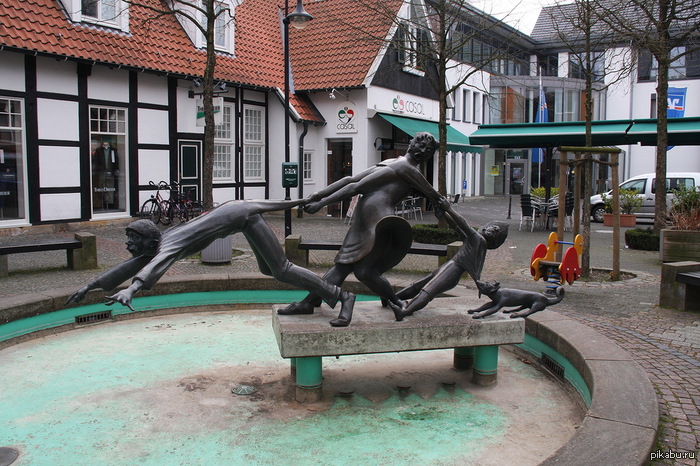 Фонтан в Германии "Папа решил уйти из семьи"