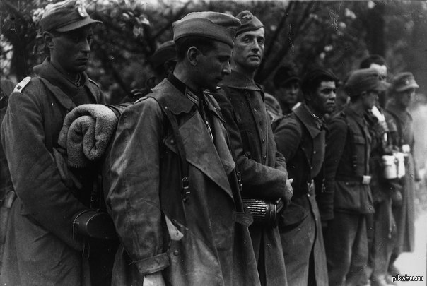 Солдаты французского легиона СС перед расстрелом. Все по разному встречают смерть.