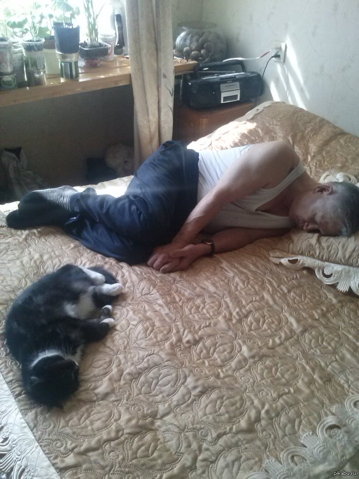 Прихожу с универа, а там мой дедушка и кот)) Только не говорите, что питомцы не похожи на своих хозяев)