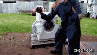 кирпичвстиральноцмашинке. стиральная машина с кирпичом приколы. гифка стиральная машина. стиральная машина успокойся. кирпич в стиралке.