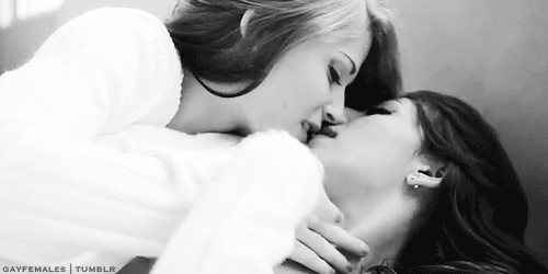 Эпизод лесбийского поцелуя - Lesbian kiss episode