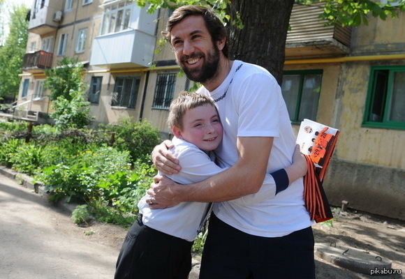 Дарио Срна подарил 2 абонемента на футбол мальчику, потерявшему родителей