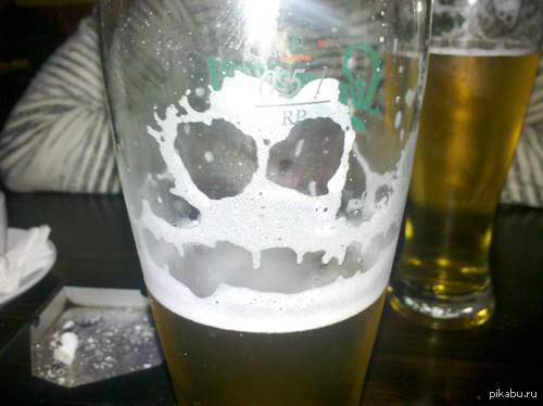 Песня холодное пиво пенится. Пена в стакане. Пивная Кружка с пеной и черепом.