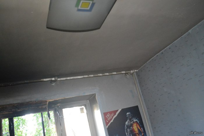 Просьба всем курящим на балконе тушить бычки или иметь пепельницу