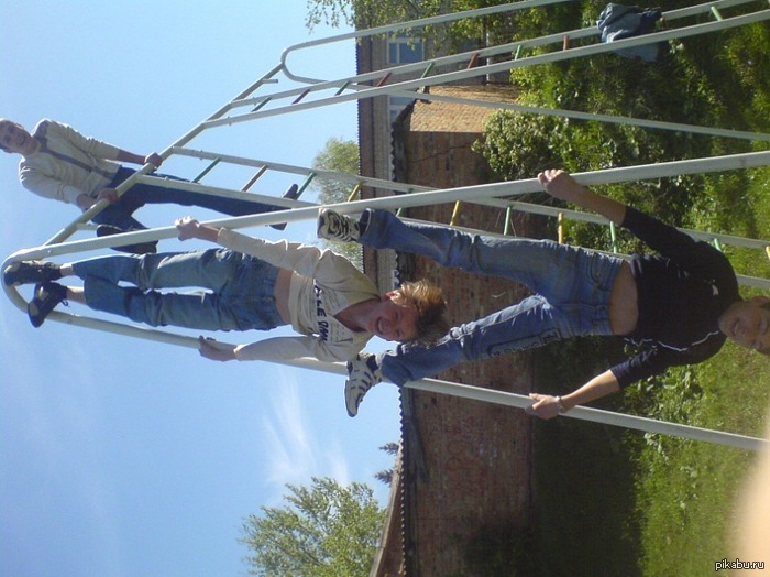 Переменка в школе. Мы зависали, как могли.