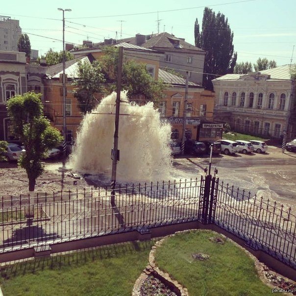 Гейзер с целебной водой в центре Саратова
