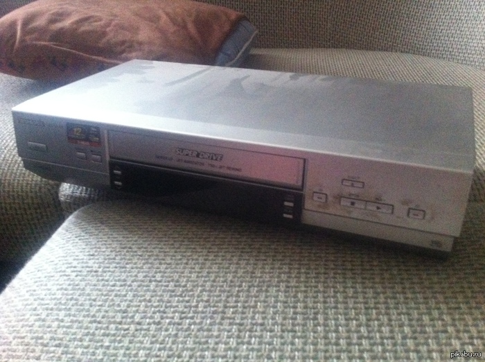 Когда-то моя мама,каждый вечер после работы,заходила в видео-прокат и брала на вечер пару кассет с фильмами для семейного просмотра.