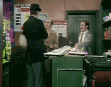 Когда пытаешься избежать неприятного разговора