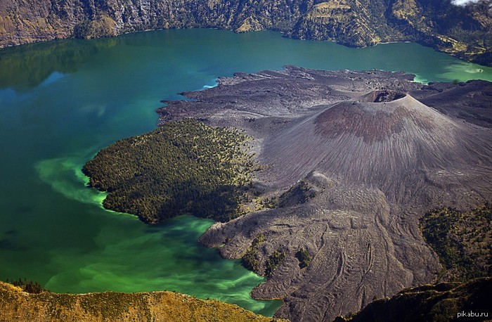 Кратерное озеро Сегара Анак на горе Ринджани на острове Ломбок, Индонезия, оно считается священным для индусов. Начиная с 18 века, здесь
