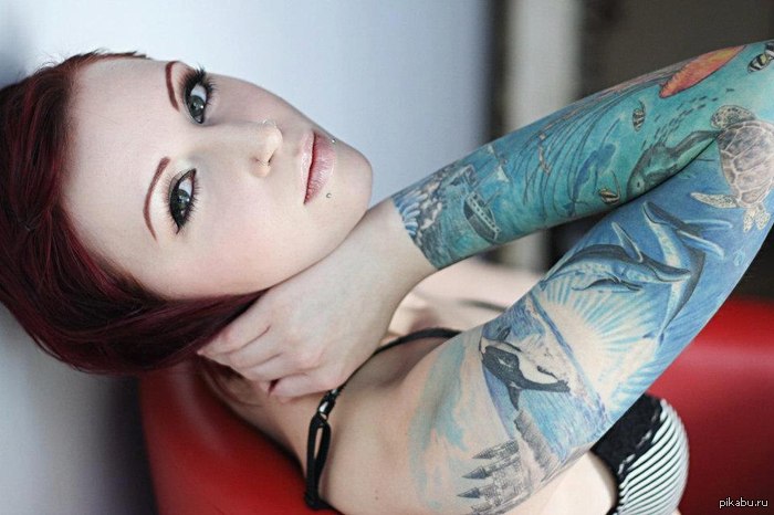 Красивая девушка с красивой татуировкой