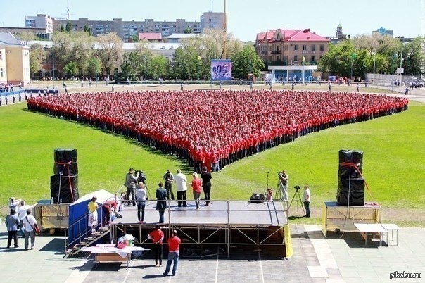 More than 7,000 students in Orenburg lined up in the form of a drop of blood for an advertising campaign symbolizing unity in support of blood donation. - Orenburg, Donor