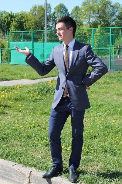 Отфотожопьте пожалуйста, друг просил как будто он солнышко держит)))))