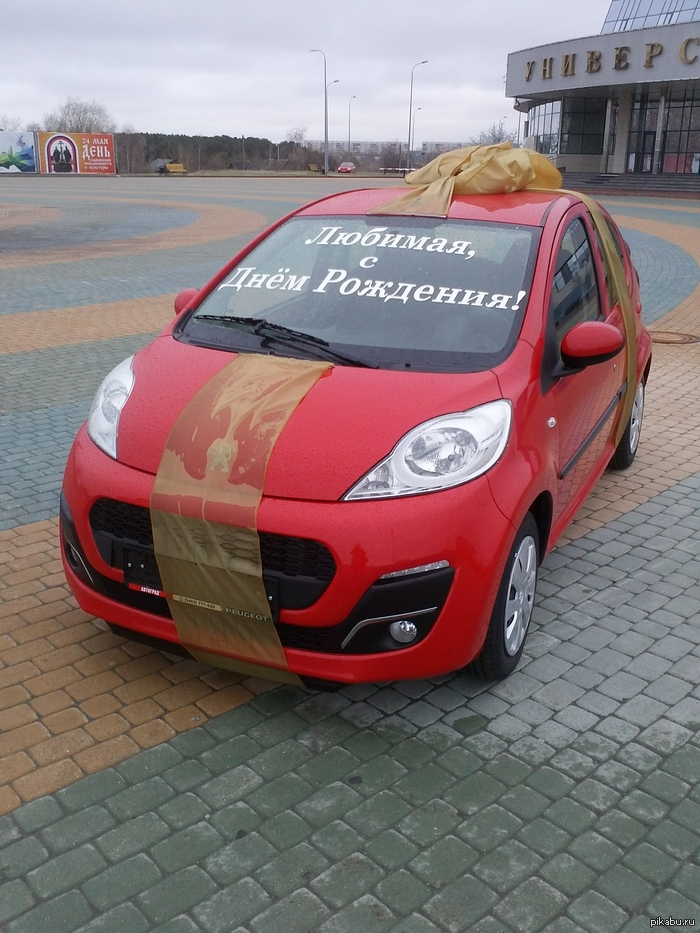 Видимо, очень любит её:)