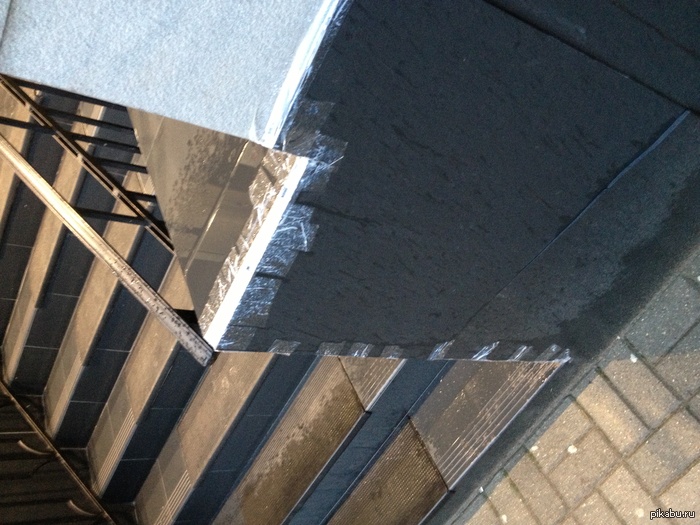 Я, конечно, думал, что в России все чинят скотчем, но...