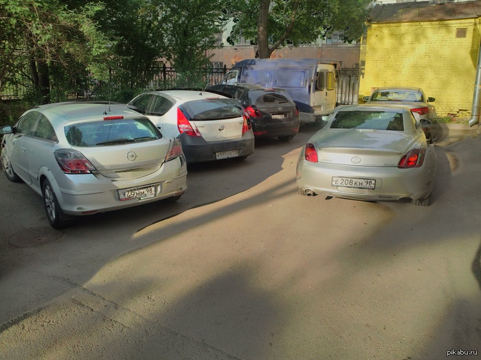 Вот почему, почему наличие Lexus'а позволяет забить на всех?! | Пикабу