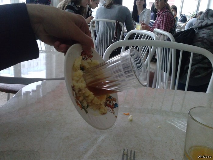 Еда в школьной столовой.