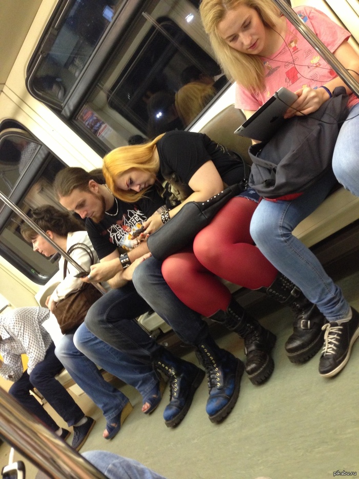 Цвет бровей под цвет штанов!)