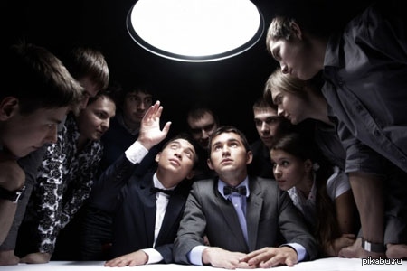 Дружелюбная группа. Участники бизнес сообщества. Сообщество успешных бизнесменов. Участники бизнес сообщества. Много людей в костюмах.