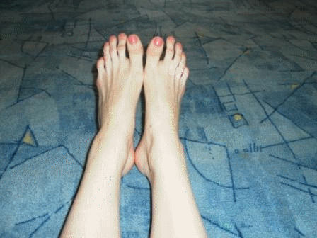 Ного жив. Пальцы ног девушек. Длинные ступни у девушек. Длинные пальцы на ногах у девушек.
