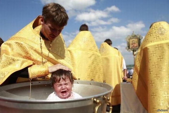 Можно крестить ребенка на пасху. Крещение ребенка. Священник крещение. Священник крестит. Священник крестит ребенка.