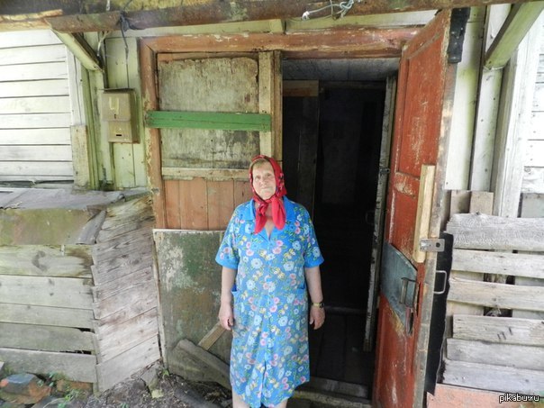 Бабка открой дверь. Деревенская бабушка. Бедные Деревенские люди. Бабушка в деревне. Старая деревенская бабка.